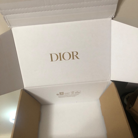 11” x 13”  DIOR White Dust Bag - Picture 6 of 6